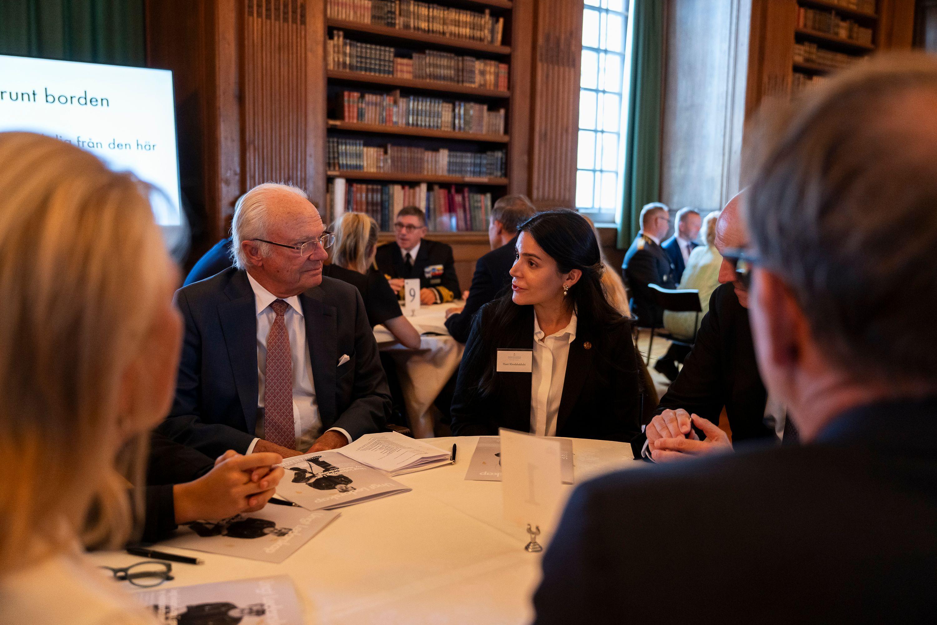 Hans Majestät Konung Carl XVI Gustaf i samtal med ledare under seminariet Ungt ledarskap i en ny världsordning